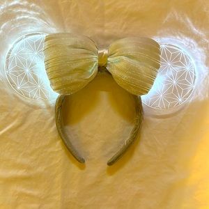 Light up Spaceship Earth Minnie ears with silver bow